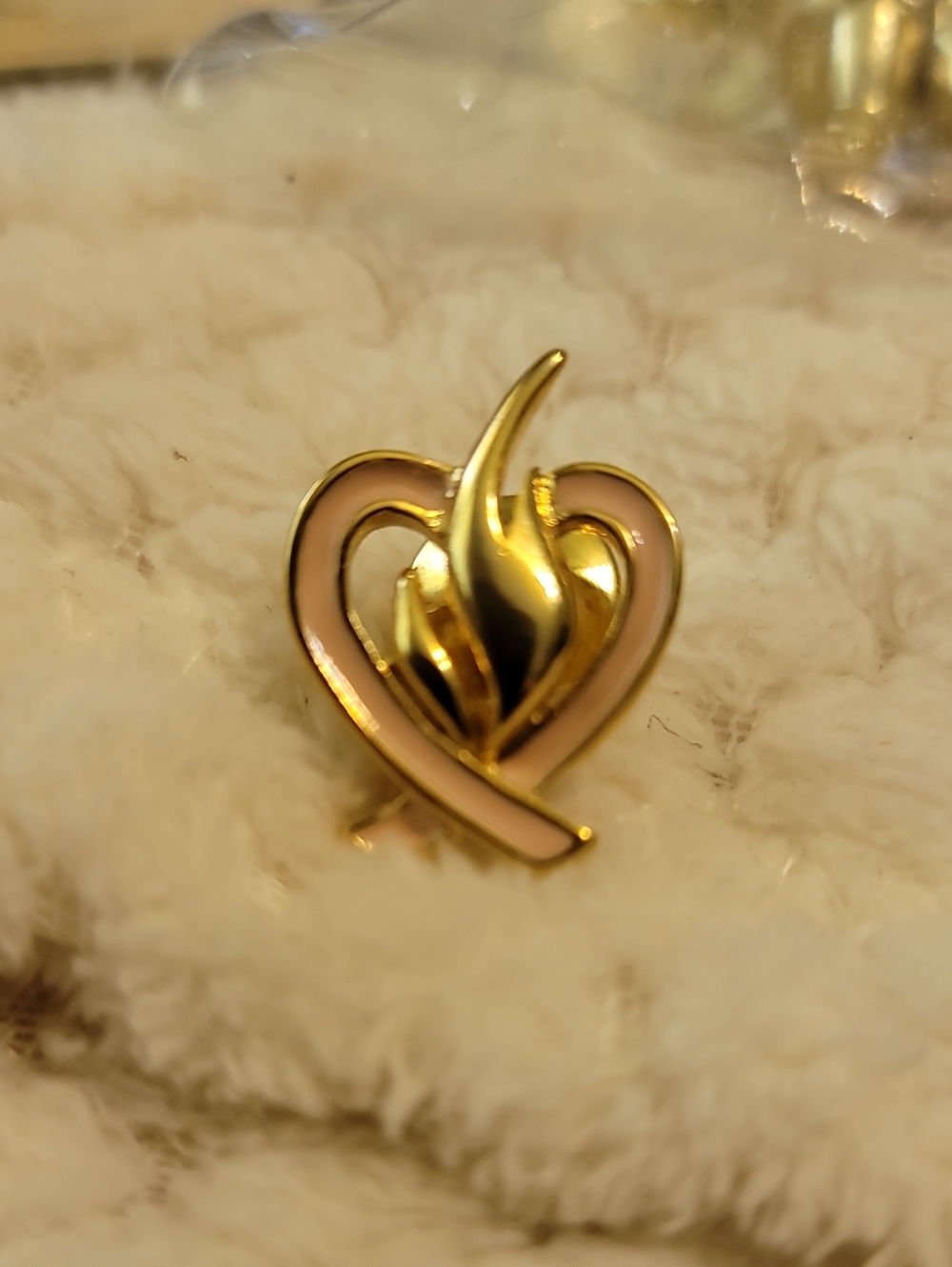Avon breast cancer awareness lapel pin , gold-toned flam (48) Off Card